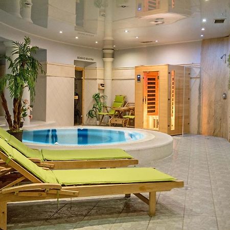 Hozam Wellness Es Apartman ソルノク エクステリア 写真